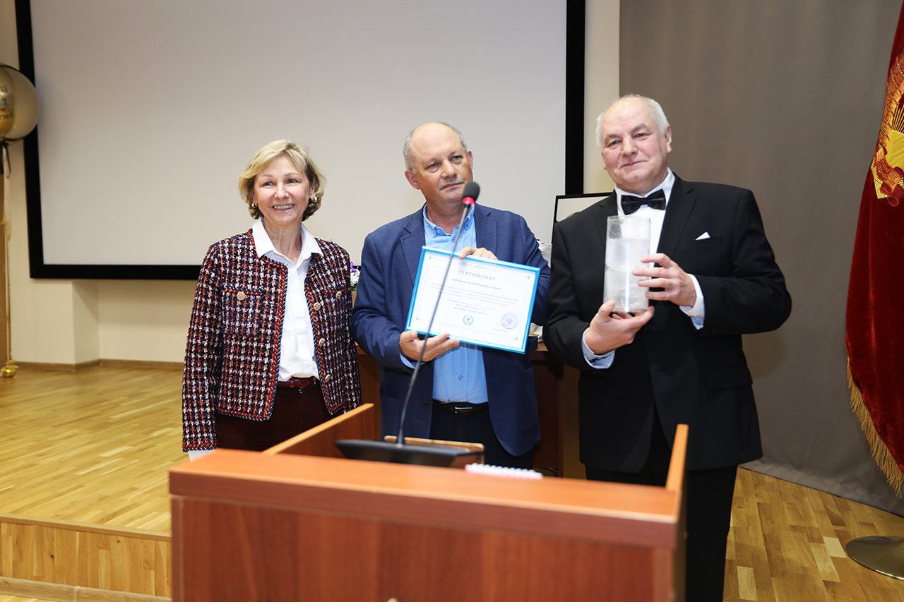 Слева направо: члены-корреспонденты РАН директор Института географии РАН О.Н. Соломина и заместитель директора по научной работе А.В. Панин вручают директору ГИН РАН академику РАН К.Е. Дегтярёву лёд ледника ИГАН на Полярном Урале с глубины 91 м, сформиров