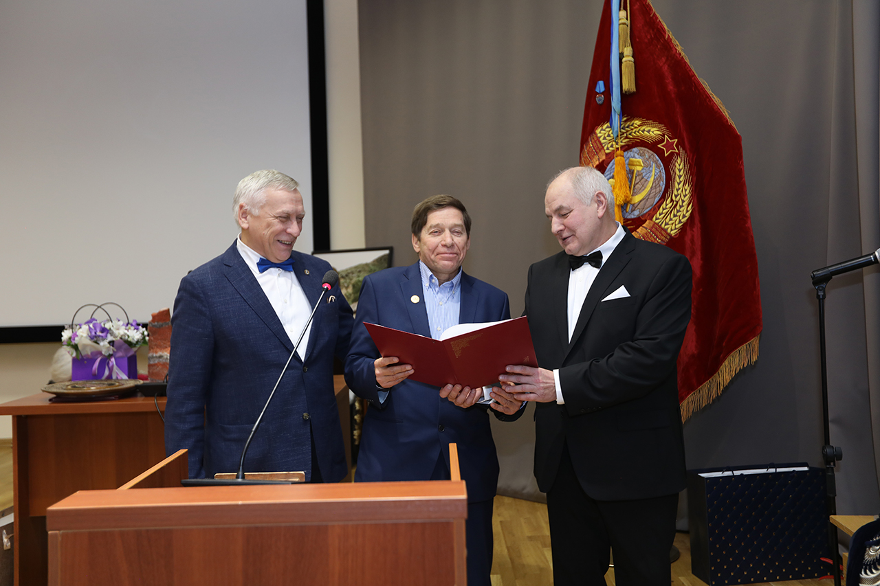 Директор ГИН РАН академик РАН К.Е. Дегтярёв и заместитель директора по научной работе ГИН РАН член-корреспондент РАН Н. . Кузнецов вручают заведующему лабораторией математической геофизики Института геофизики им. Ю.П. Булашевича УрО РАН члену-корреспонден