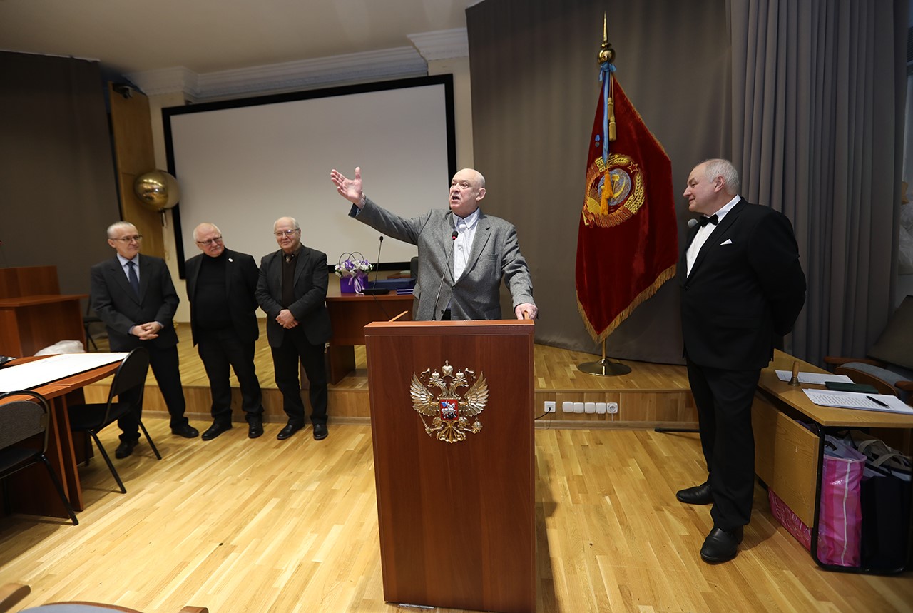 Слева направо: руководитель лаборатории палеоэкологии и биостратиграфии д.г.-м.н. А.Г. Матуль, временно исполняющий обязанности директора к.г.-м.н. В.П. Шевченко, руководитель лаборатории геодинамики, георесурсов, георисков и геоэкологии академик РАН Л.И.