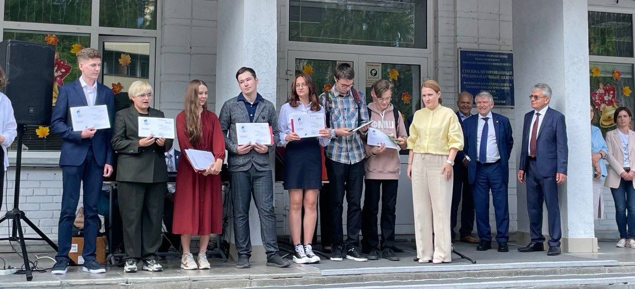 В День знаний Александр Сергеев поздравил школьников Специализированного учебно-научного центра НГУ