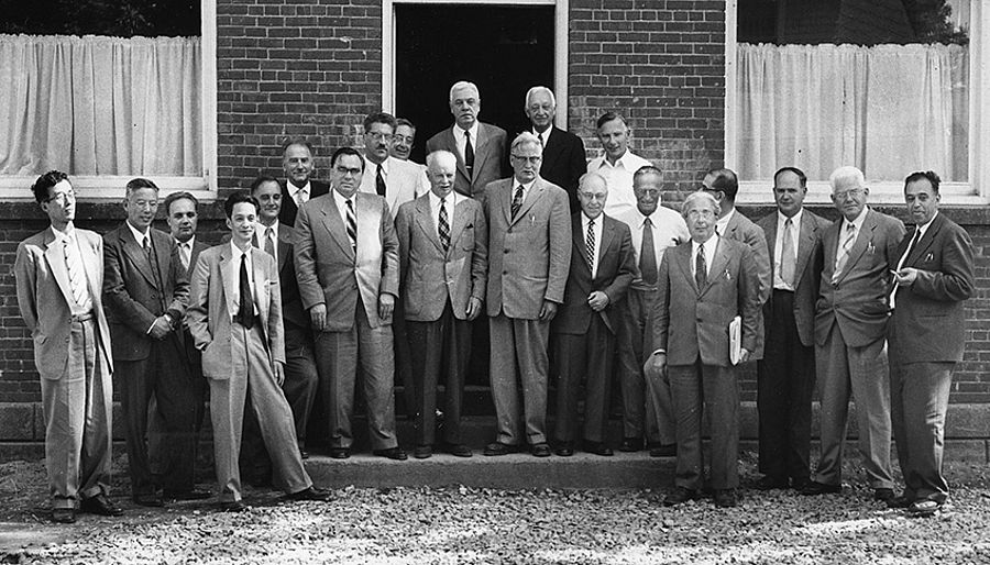 Участники первой Пагуошской конференции (1957 г.)
