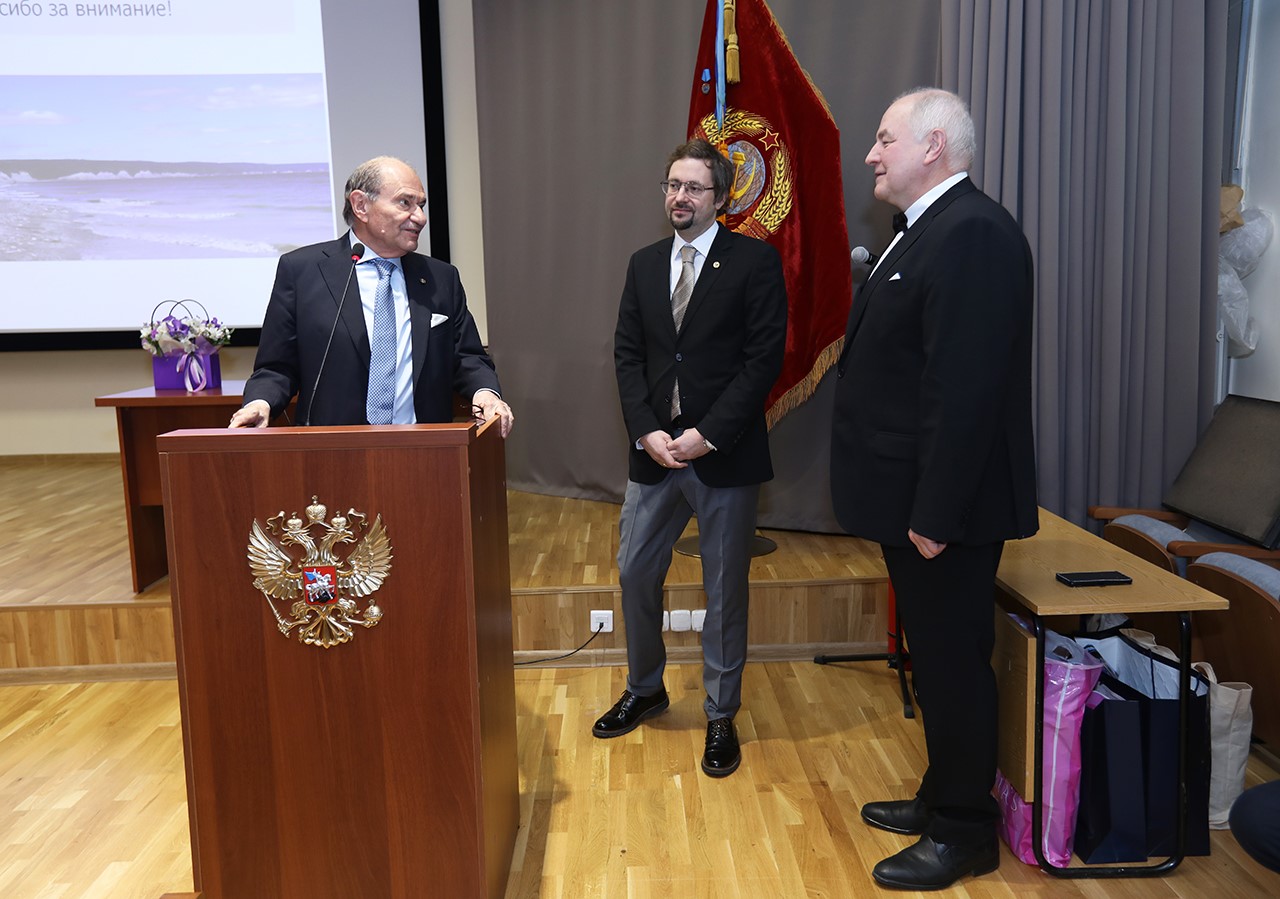 Слева направо: научный руководитель ГЦ РАН академик РАН А.Д. Гвишиани, директор ГЦ РАН член-корреспондент РАН А.А. Соловьёв и директор ГИН РАН академик РАН К.Е. Дегтярёв.