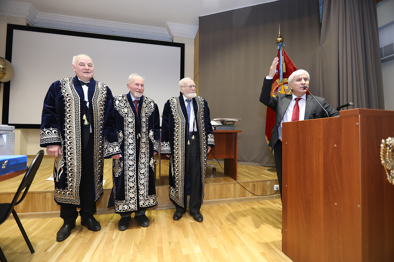 «У нас в Азии, в частности, в Узбекистане, есть традиция надевать халат на самого почтенного человека, и это высшая почесть, которая оказывается обществом выдающимся, заслуженным людям». Слева направо: директор ГИН РАН академик РАН К.Е. Дегтярёв, главные