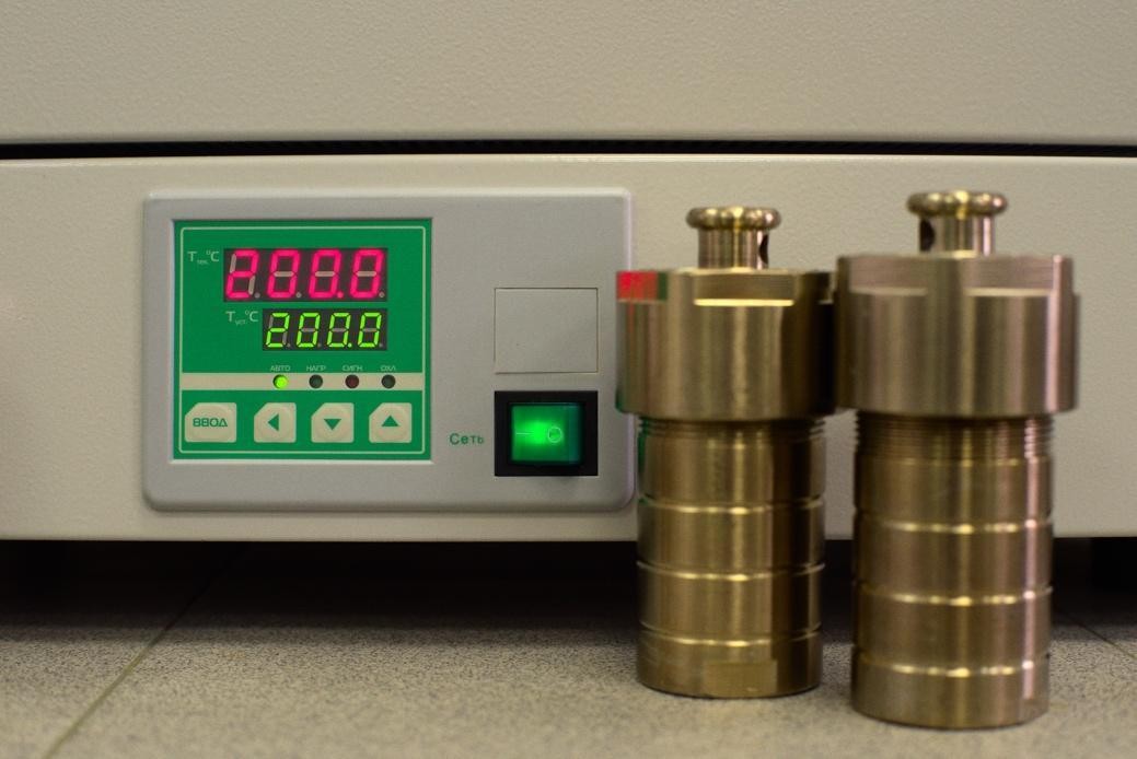 Сосуды высокого давления охлаждаются на фоне сушильного шкафа