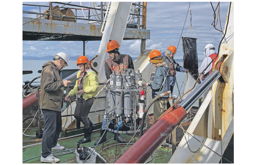Отбор проб морской воды в экспедиции для гидрохимических и биологических анализов на научно-исследовательском судне «Академик Опарин»