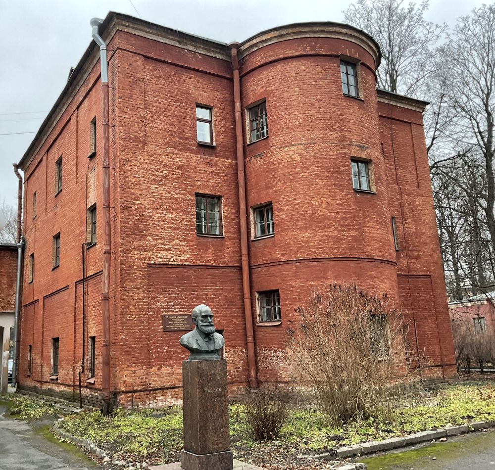 «Башня молчания» и бюст И.П. Павлова