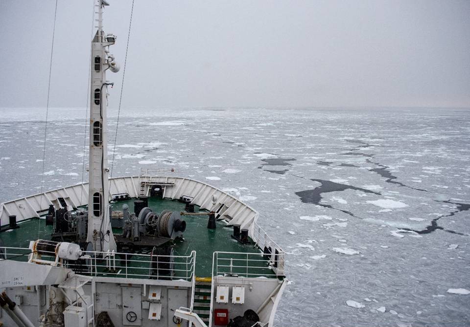 Научно-исследовательское судно «Академик Мстислав Келдыш» идёт через льды Карского моря