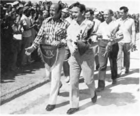 Круг почёта во время предстартового митинга, 1975