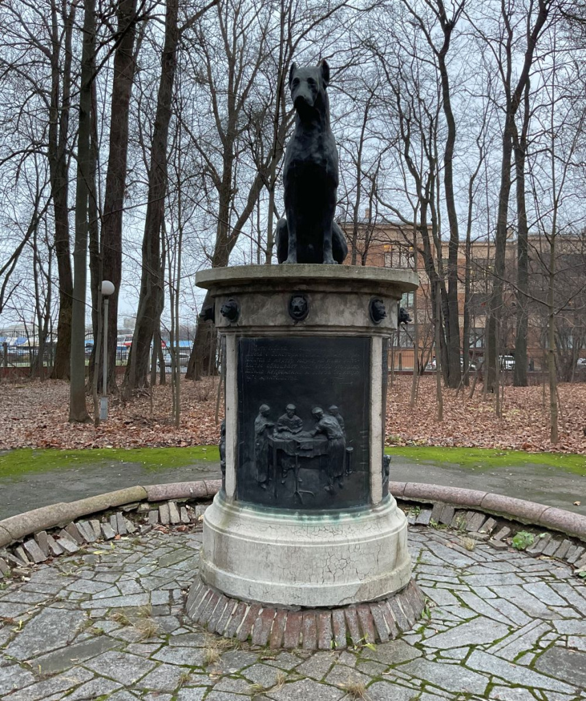 Памятник собаке во дворе Института экспериментальной медицины