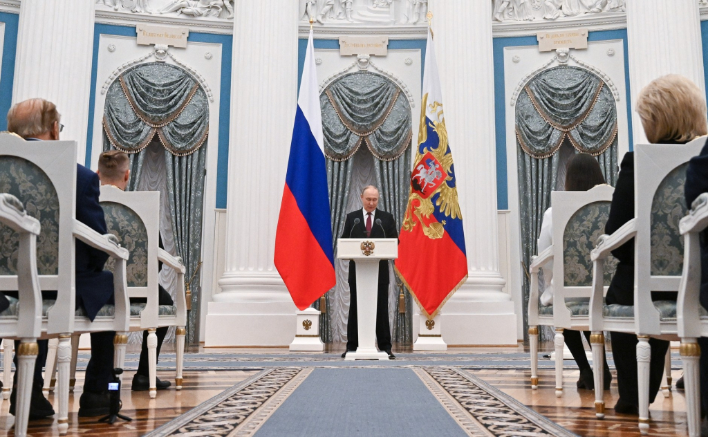  Президент России вручил молодым учёным премии в области науки и инноваций