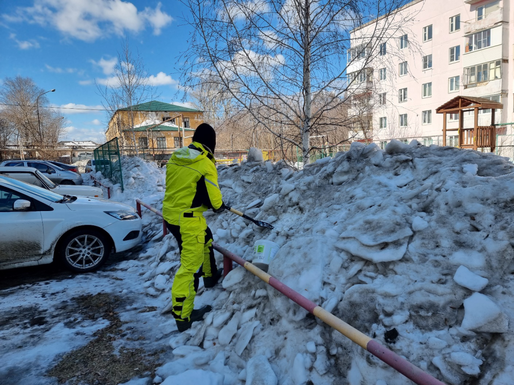 Отбор пробы снегогрязевой пульпы на территории жилого квартала с многоквартирными домами в городе Алапаевске