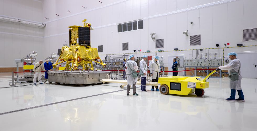 Группа сотрудников ИКИ РАН прибыла на космодром Восточный для завершения подготовки космического аппарата «Луна-25» 
