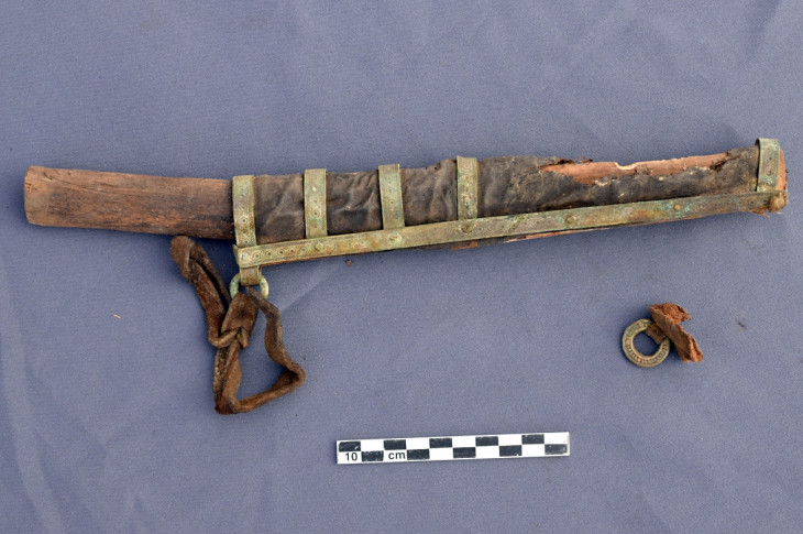 Нож в ножнах из погребения Ус-Сэргэ-1 XVIII века