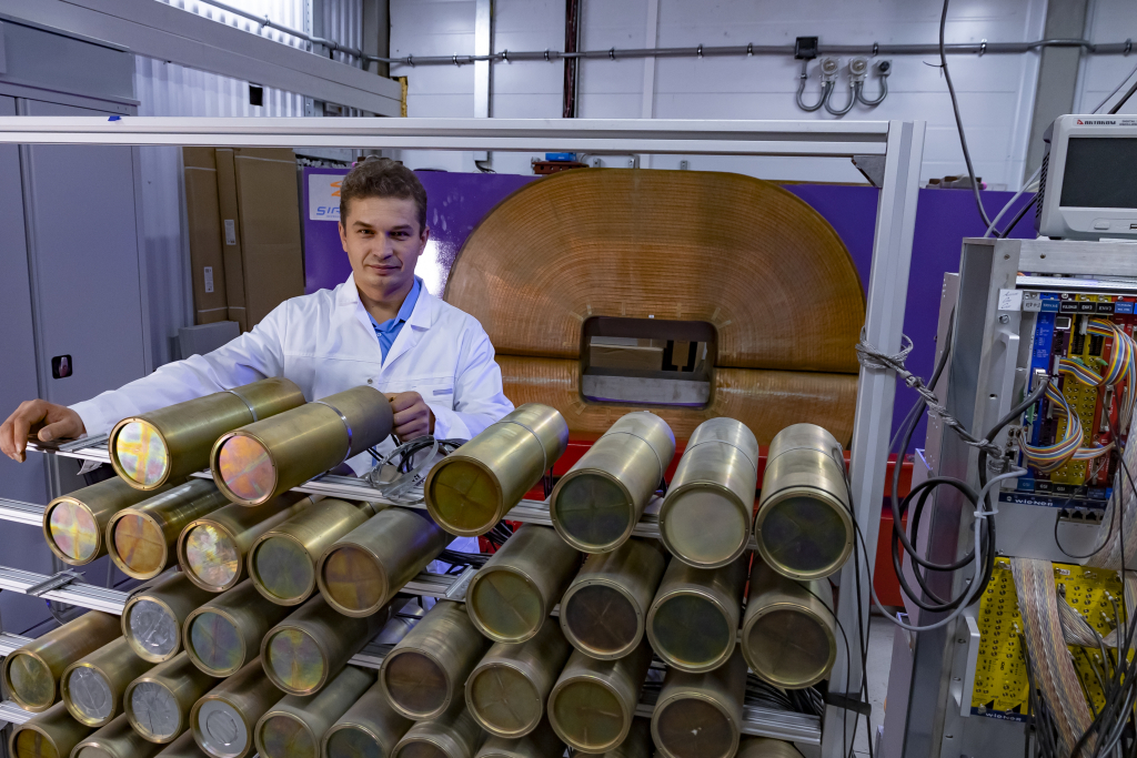 Начальник группы Лаборатории ядерных реакций ОИЯИ Андрей Безбах занимается внедрением новых прецизионных детекторных систем на фрагмент-сепараторе ACCULINNA-2 (действующая нейтронная стенка)