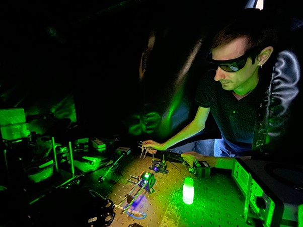 Ассистент Института биомедицинских систем НИУ «МИЭТ» Павел Василевский работает над созданием защиты от поражения лазерным излучением в видимом диапазоне длин волн