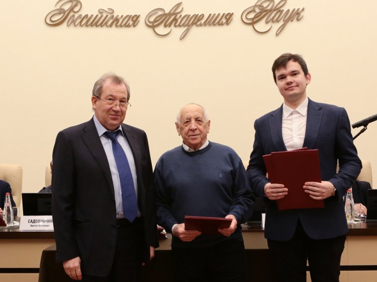 Дипломы о присуждении премий имени выдающихся ученых вручили на заседании президиума РАН