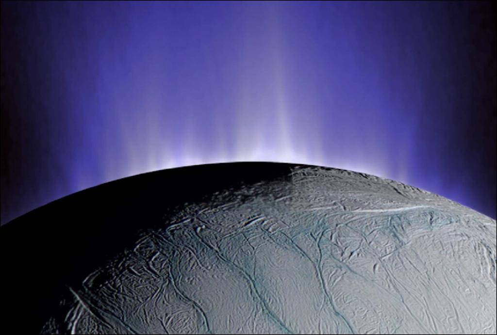 Гейзеры водяного пара, извергающиеся из разломов на спутнике Сатурна Энцеладе. Недра этого ледяного спутника разогреваются приливными возмущениями со стороны Сатурна. Там существует жидкая вода и, в принципе, может быть примитивная жизнь. Мозаика снимков, поученных КА Cassini, NASA.