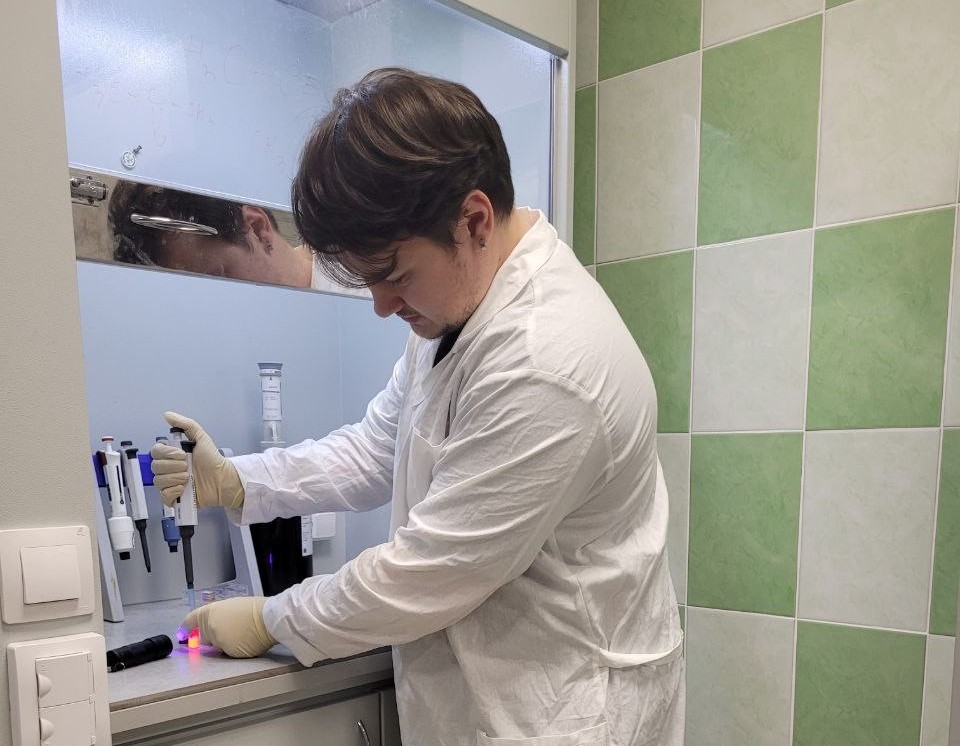 Автор исследования Павел Бочаров за работой