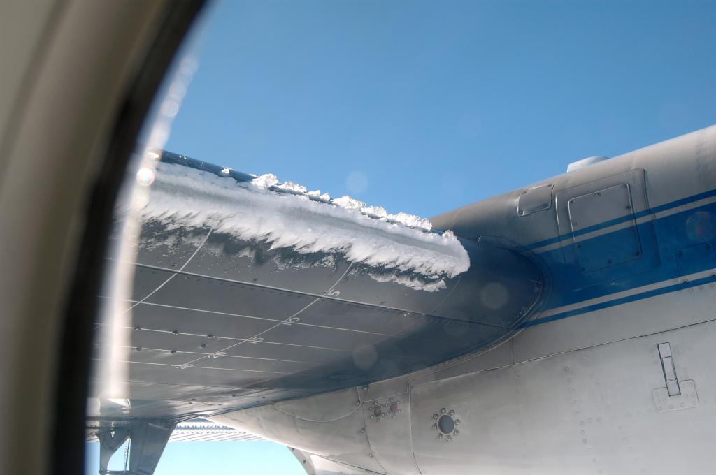 Исследование поведения капель воды позволит улучшить технологии борьбы с обледенением самолетов