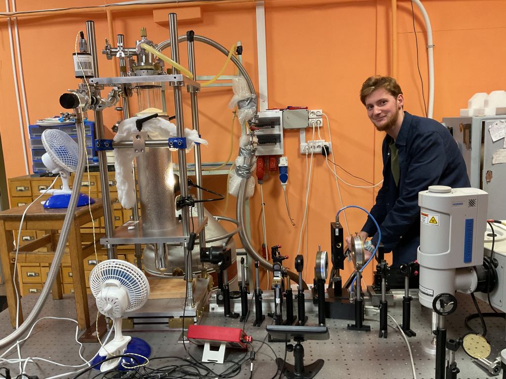 Аспирант Михаил Рагоза настраивает оптическую установку для проведения поляризационных измерений