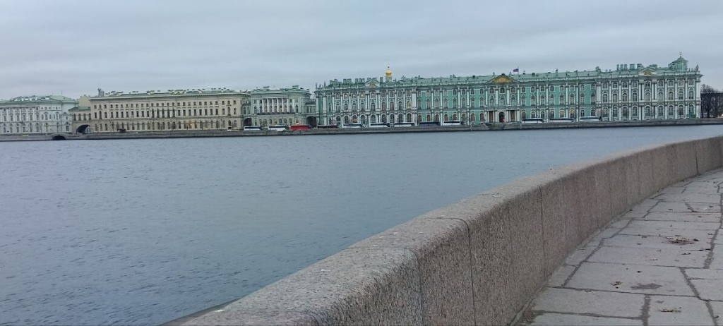 Парапеты набережной Невы выполнены из древнего гранита рапакиви