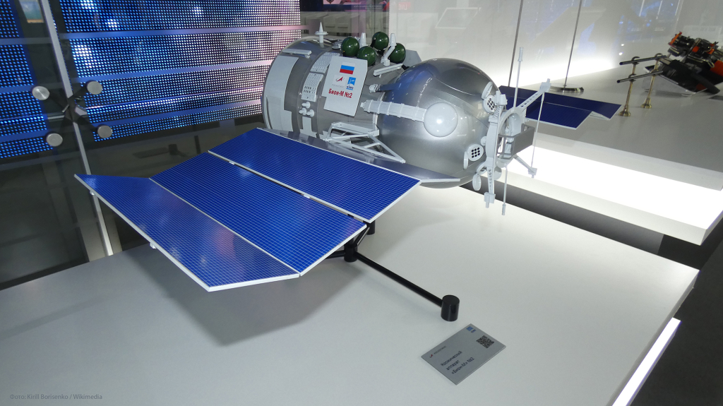 Макет космического аппарата «Бион-М» №2 на авиасалоне «МАКС-2021»