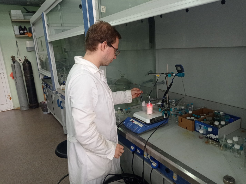 Павел Демаков контролирует процесс димеризации циклопентенона в металлорганическом каркасе