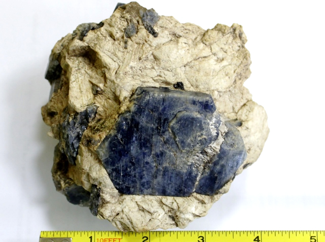 Образец корунда из сиенит-пегматитов жилы № 298 Ильменогорского щелочного массива, Южный Урал