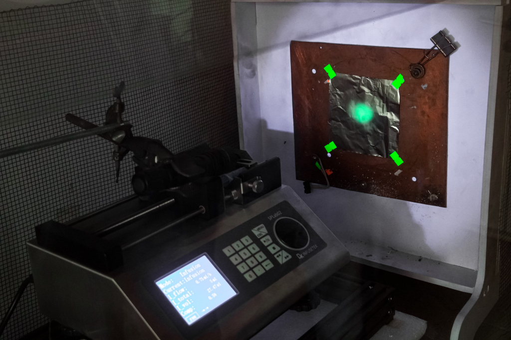 Процесс электроформования и получение люминесцентного нетканого материала в ультрафиолетовом свете