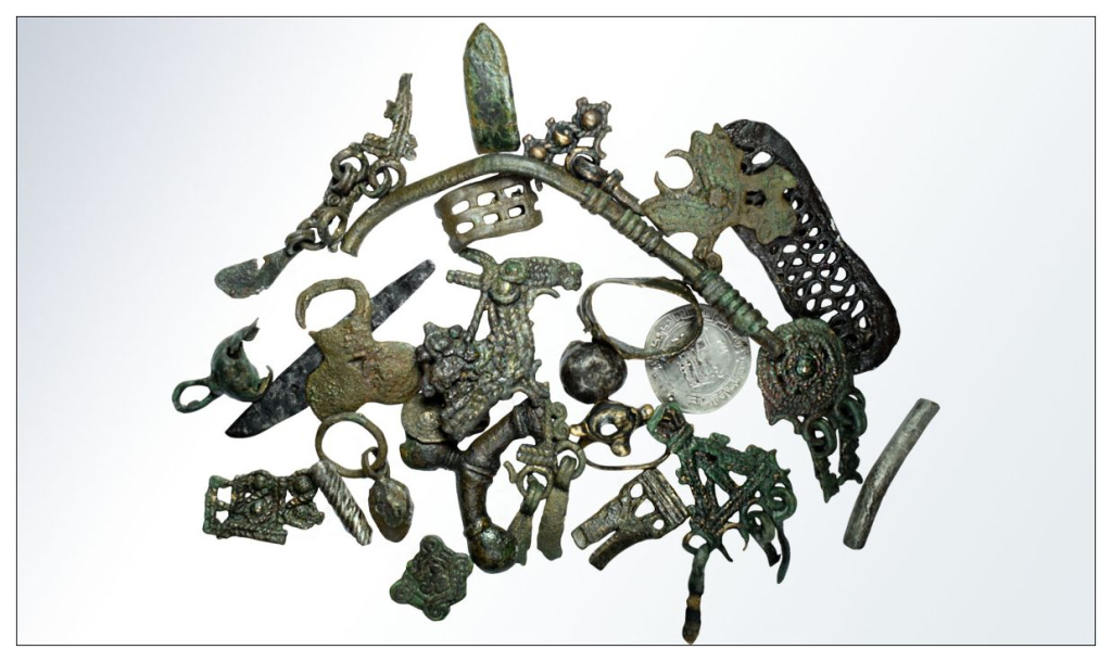 Украшения из пахотного слоя могильника Шелебово