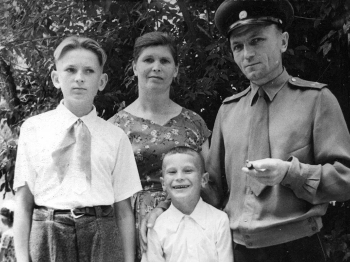 С мамой, папой и старшим братом