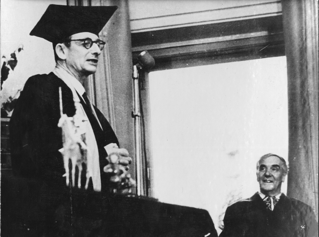Юлий Харитон выступает в АН СССР на праздновании 70-летия Петра Капицы, 1964 г. 
