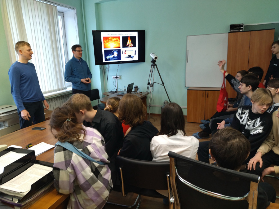 Институт физики полупроводников СО РАН организовал экскурсию по своим лабораториям