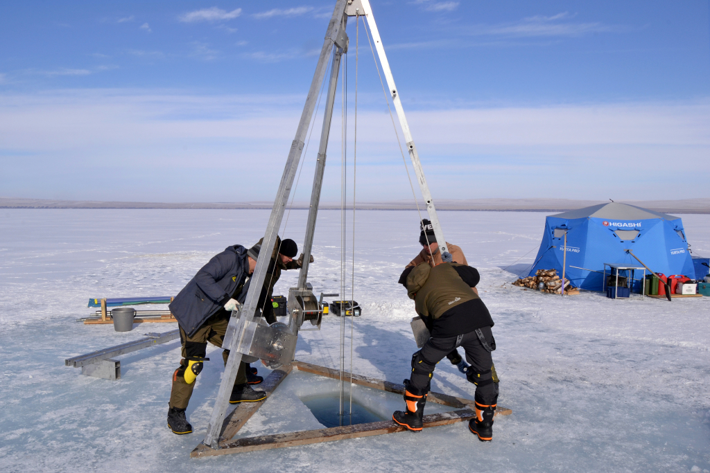 Взятие образцов донных отложений из озера Шира