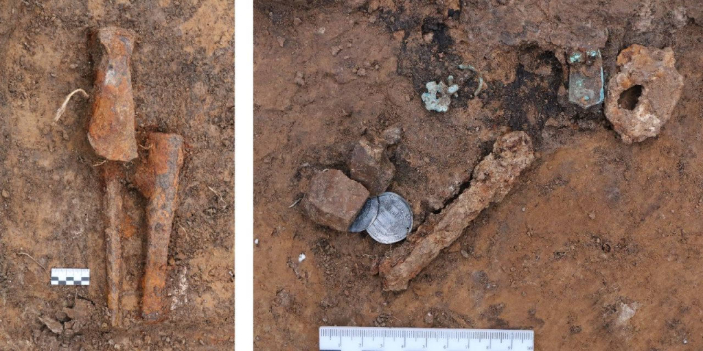 Слева: оружие из погребения. Справа: монеты в погребении in situ.