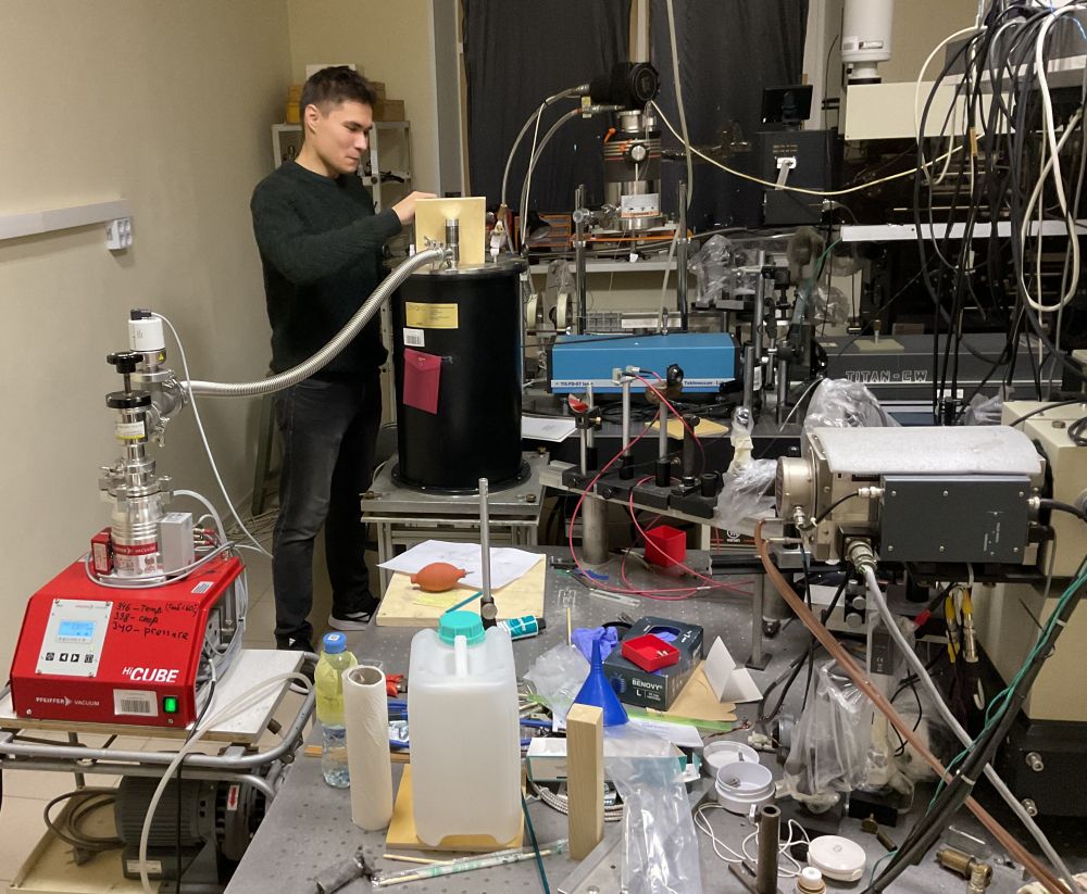 Аспирант Максим Давыдов за работой по отладке магнитооптического криостата