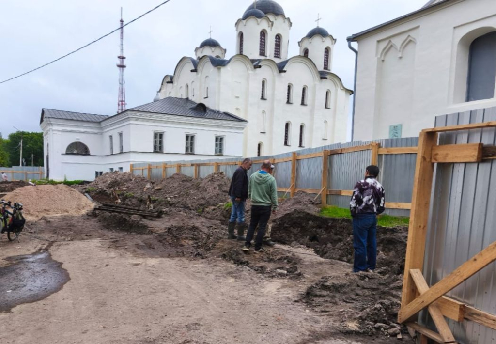 Вид на раскопки на Ярославовом Дворище. Великий Новгород, 2025 год