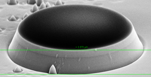 Микродисковый лазерный резонатор. Изображение получено с помощью сканирующего электронного микроскопа