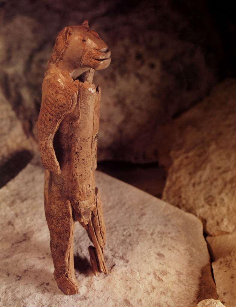 «Человек-лев» из бивня мамонта, сделанный 35–40 тысяч лет назад, – одна из древнейших скульптур в мире. Найдена в пещере в Германии. Ulmer Museum.