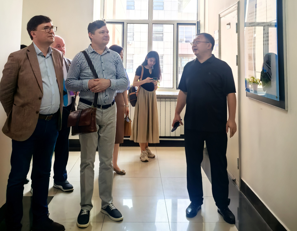 Экскурсия в Национальную лабораторию по созданию вакцины против ВИЧ и в лабораторию молекулярной энзимологии и инжиниринга