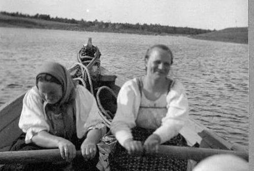 Женщины-гребцы на карбасе. Кемский уезд, не позднее 1910 г.