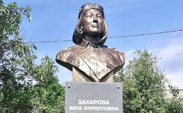 Памятник первой якутской лётчице Вере Захаровой