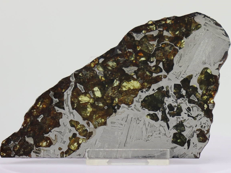 Рисунок 1. Железокаменный метеорит-палласит Сеймчан