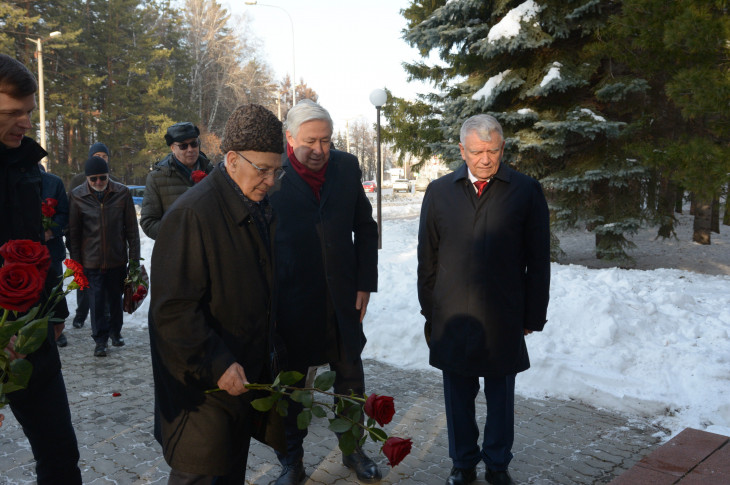 Академики Василий Фомин, Дмитрий Маркович и Валентин Пармон возлагают цветы к памятнику академика Михаила Лаврентьева