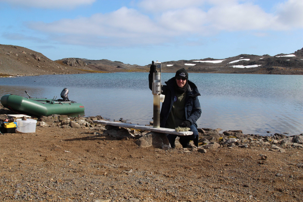 Захар Слуковский с колонкой отложений на фоне озера Китеж