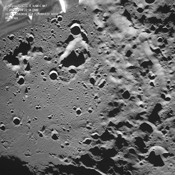 Снимок аппаратурой СТС-Л космического аппарата «Луна-25» района кратера Зееман на обратной стороне Луны, полученный 17 августа 2023 г. в 08:22:56 ДМВ во время полета по орбите искусственного спутника Земли. 