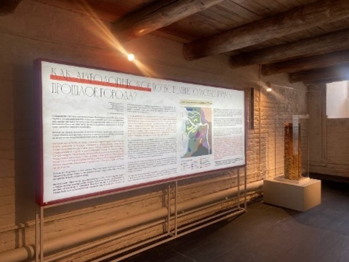 Почвенная карта и монолит почвы на выставке в Петропавловской крепости.