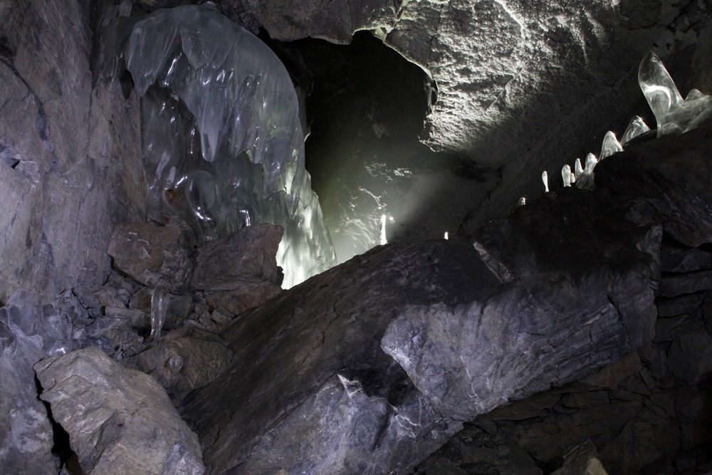  Рапидкрикит впервые найден в карстовых полостях на территории России