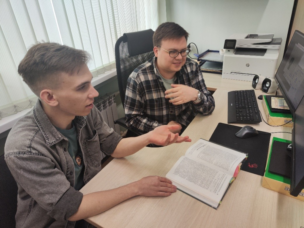 Авторы работы Сергей Карташов и Роберт Файзуллин обсуждают полученные результаты