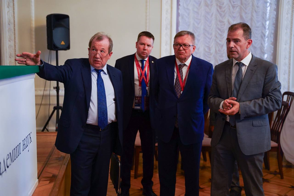 Президент Академии наук Геннадий Красников посетил Санкт-Петербургское отделение РАН